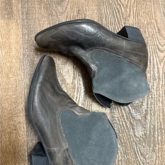 Munro 8.5 EUC “Laramie”  Gray & Blue Leather and Suede Ankle Boots - Picture 2 of 10